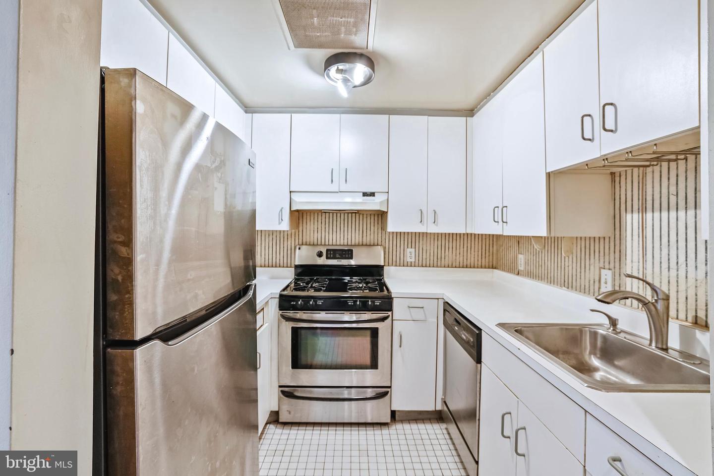649 C St SE #208