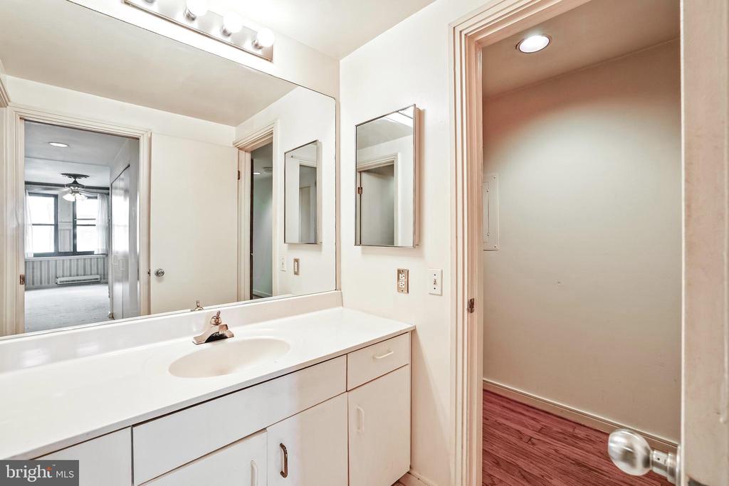 649 C St SE #208