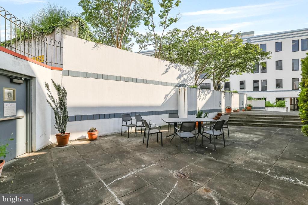 649 C St SE #208