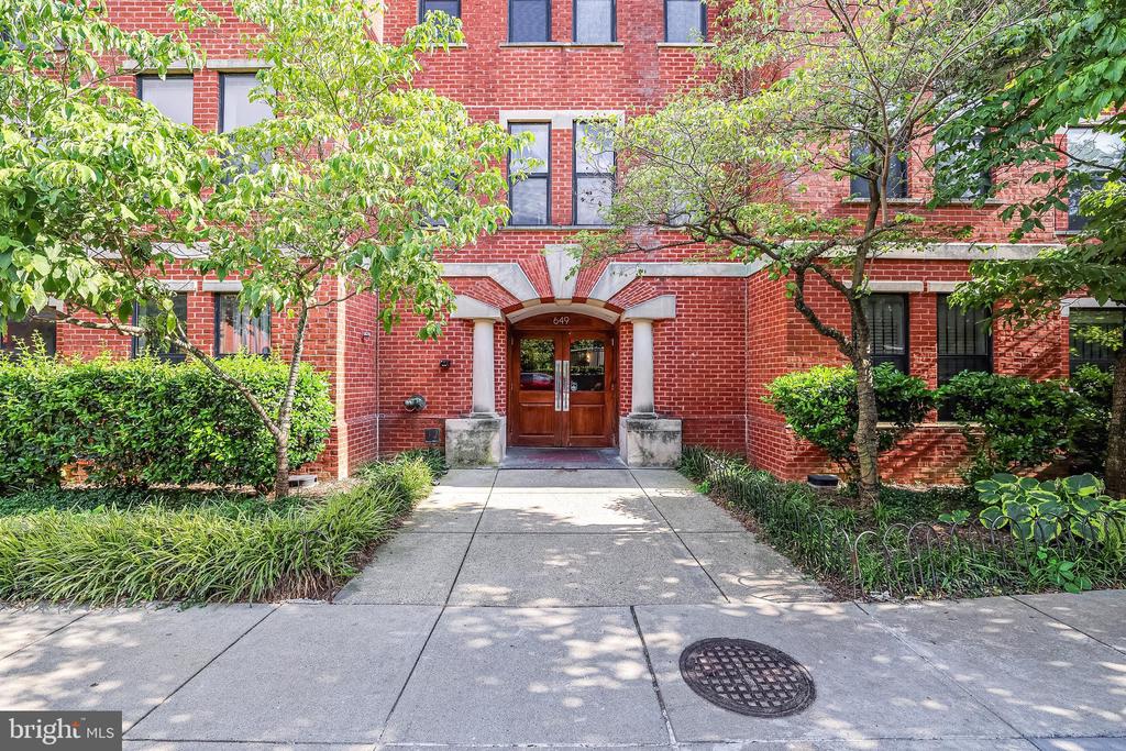649 C St SE #208