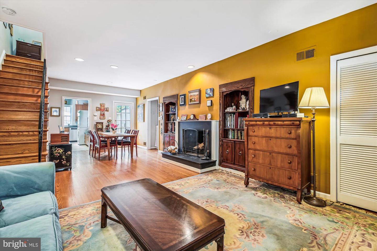 925 G St SE
