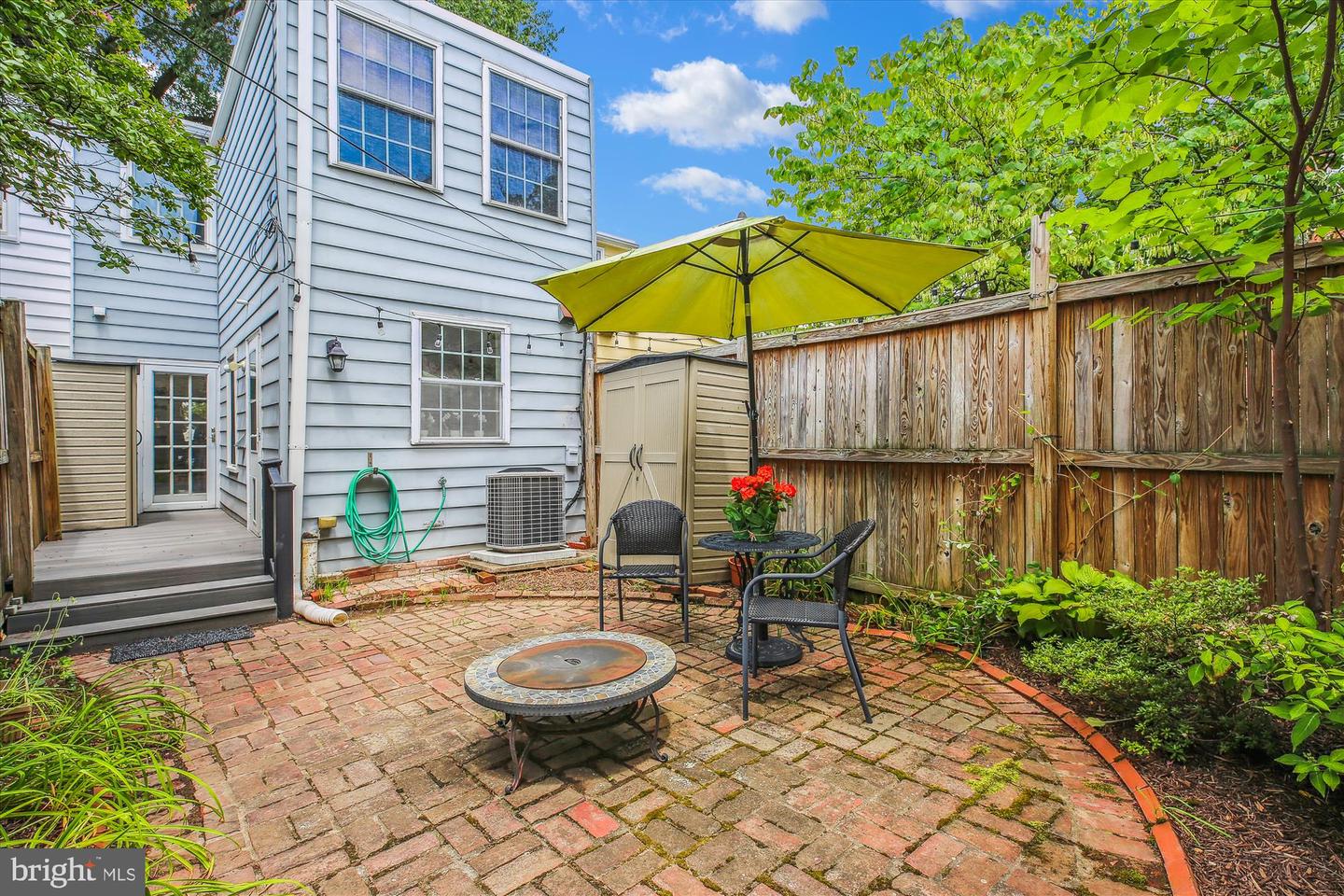 925 G St SE