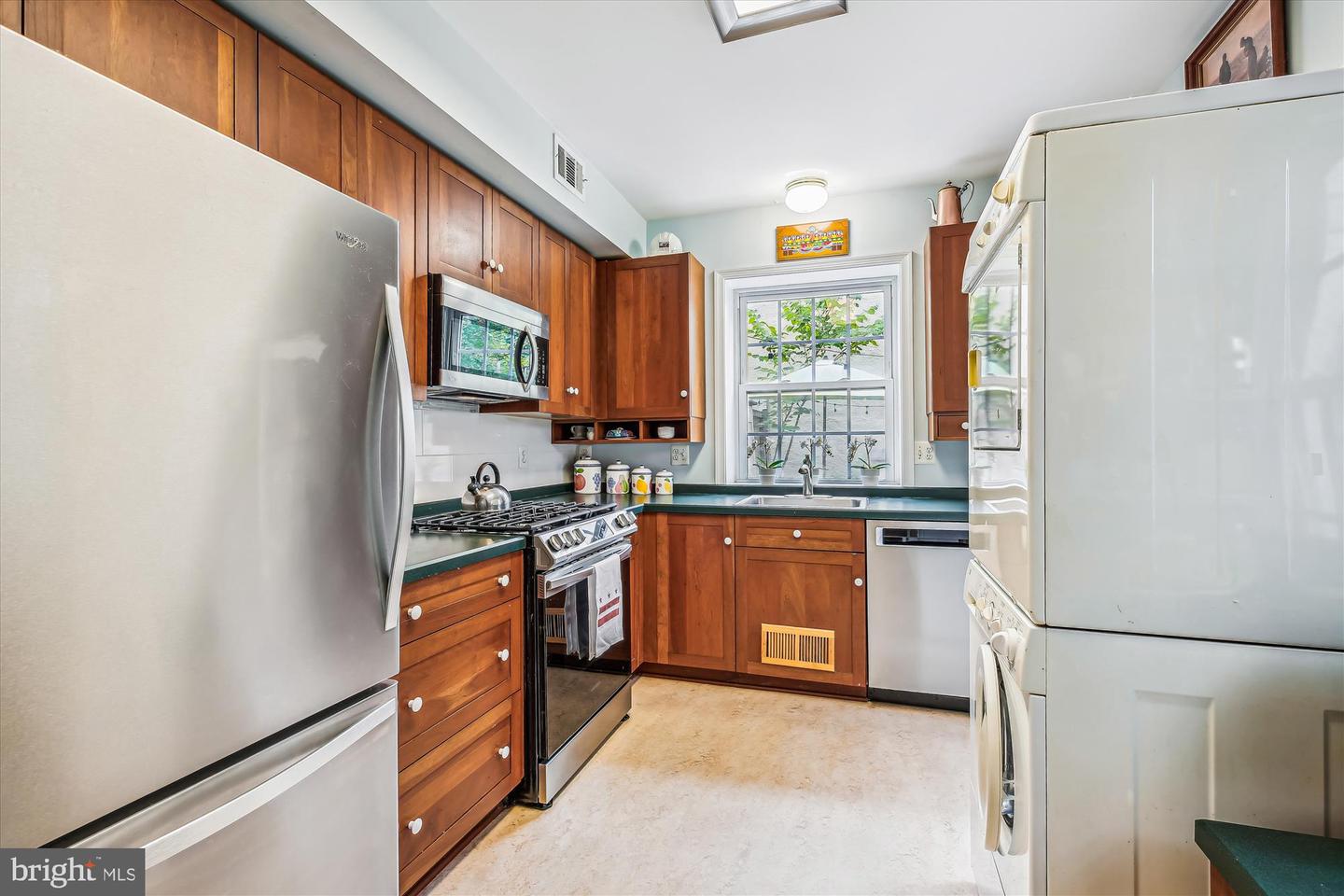 925 G St SE