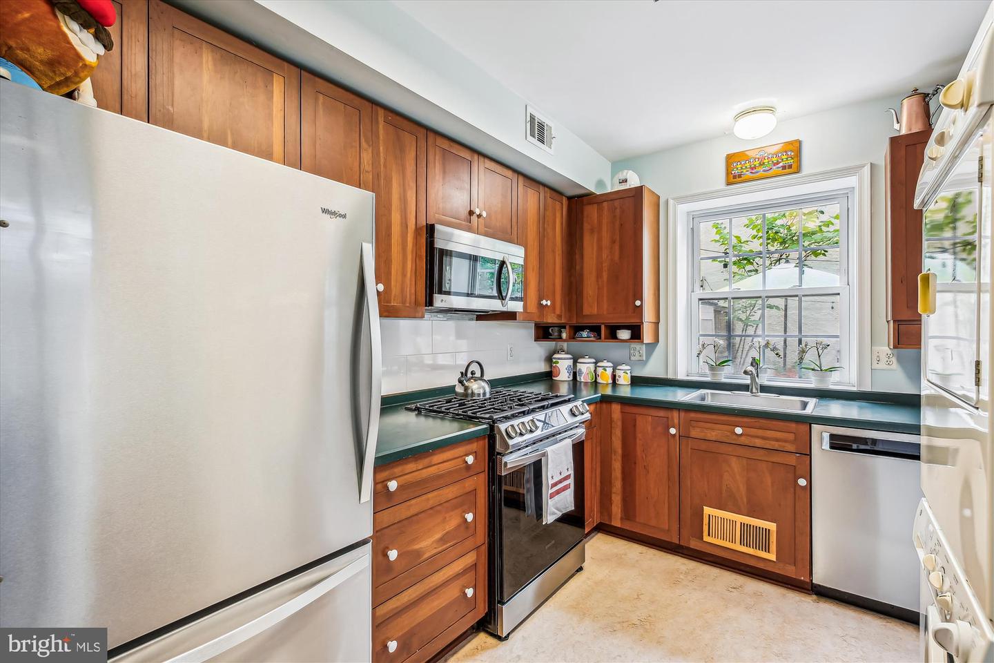 925 G St SE