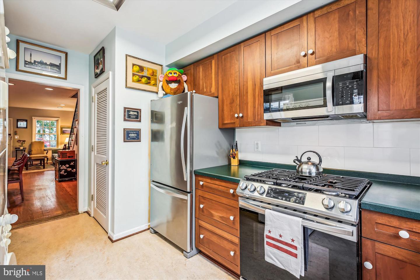925 G St SE