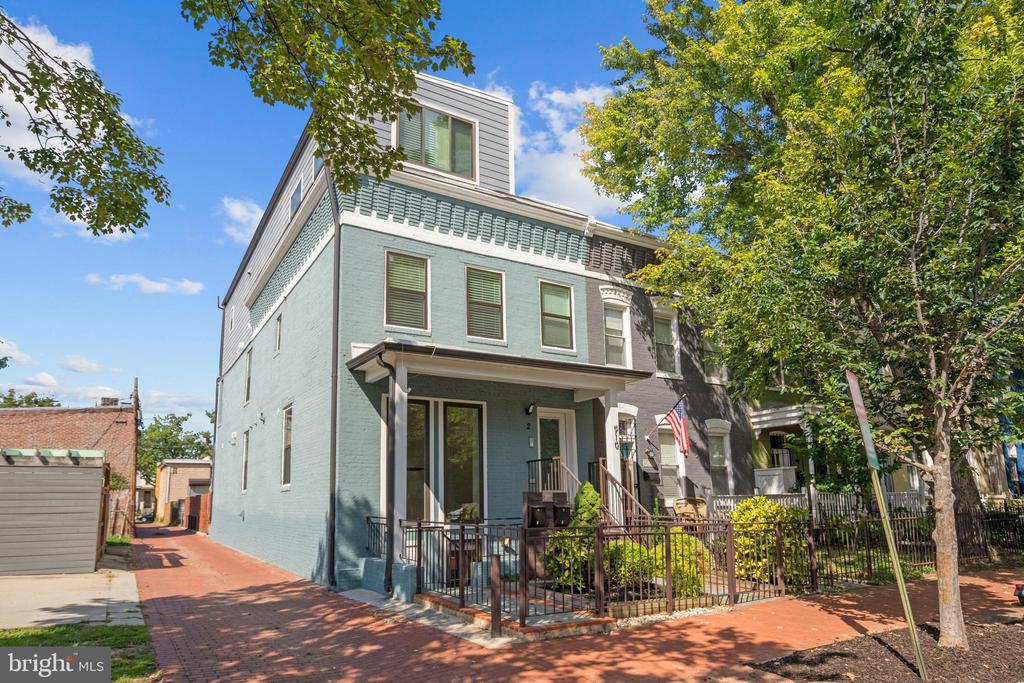 910 9TH STREET NE 1