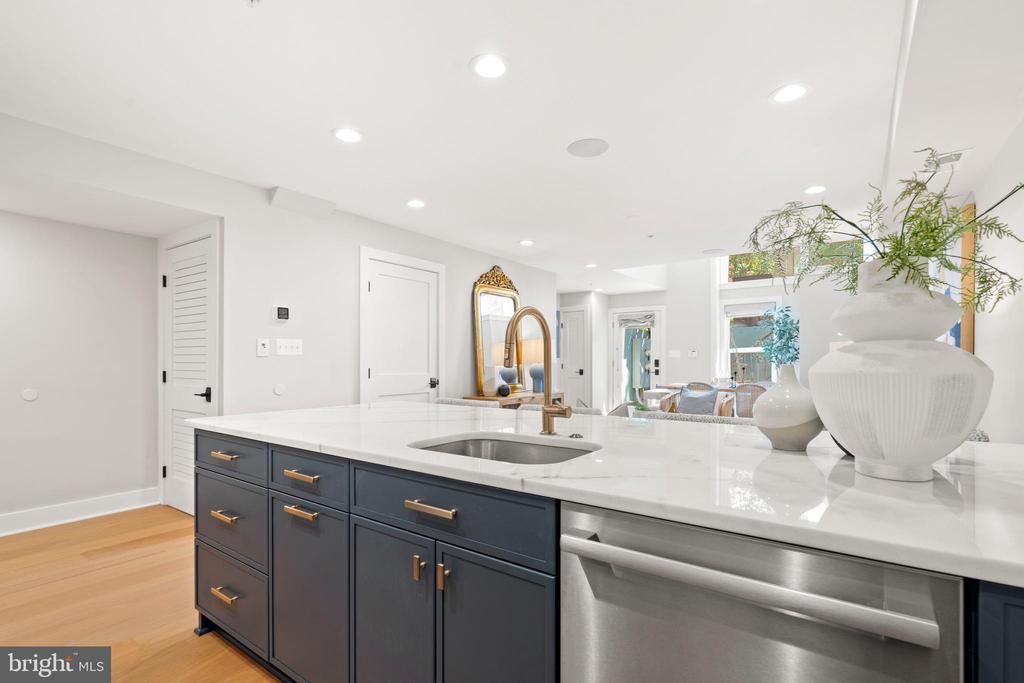 910 9TH STREET NE 1