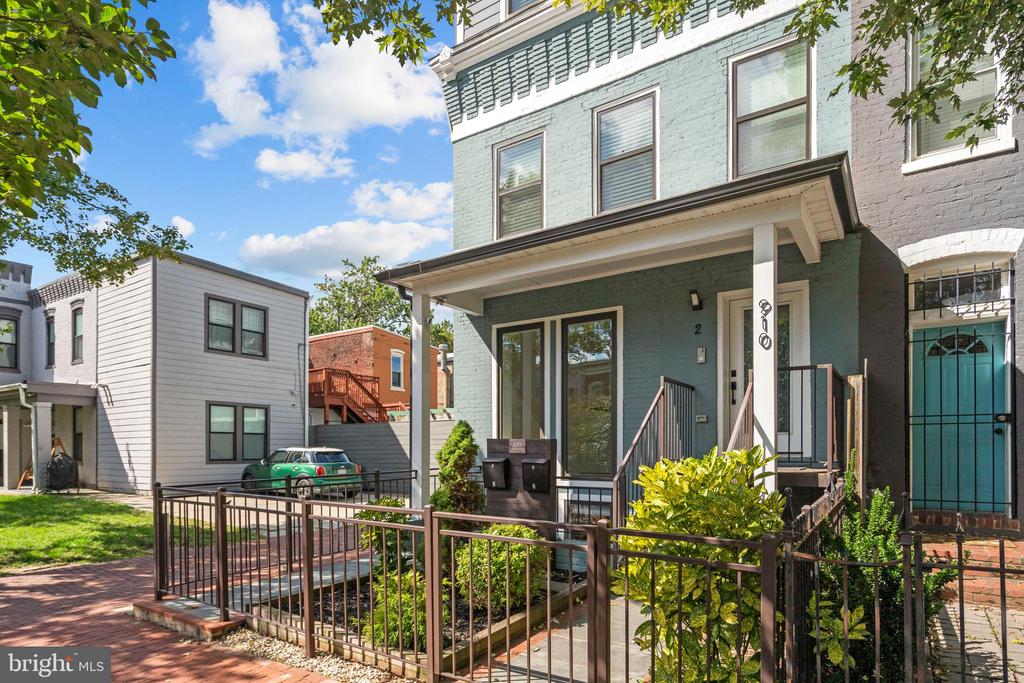 910 9TH STREET NE 1