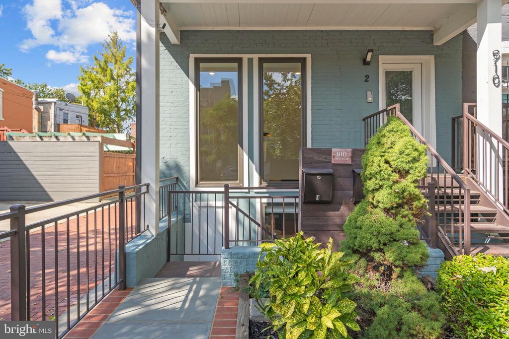 910 9TH STREET NE 1