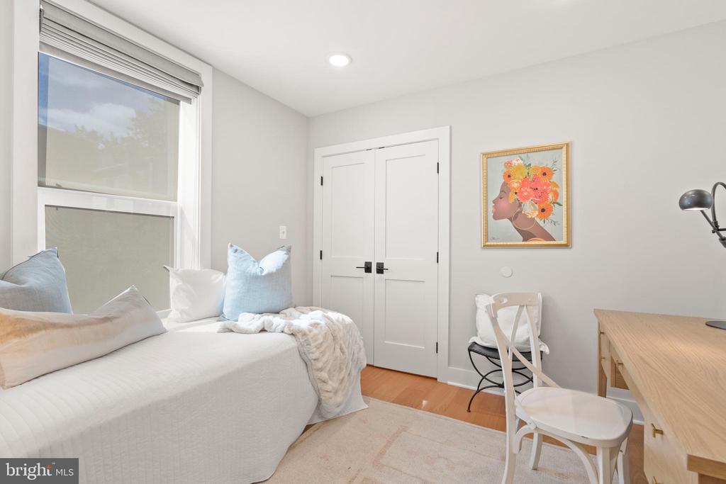 910 9TH STREET NE 1