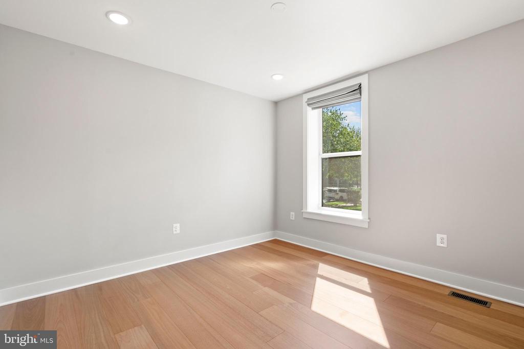 910 9TH STREET NE 1
