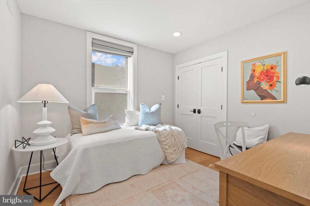 910 9TH STREET NE 1