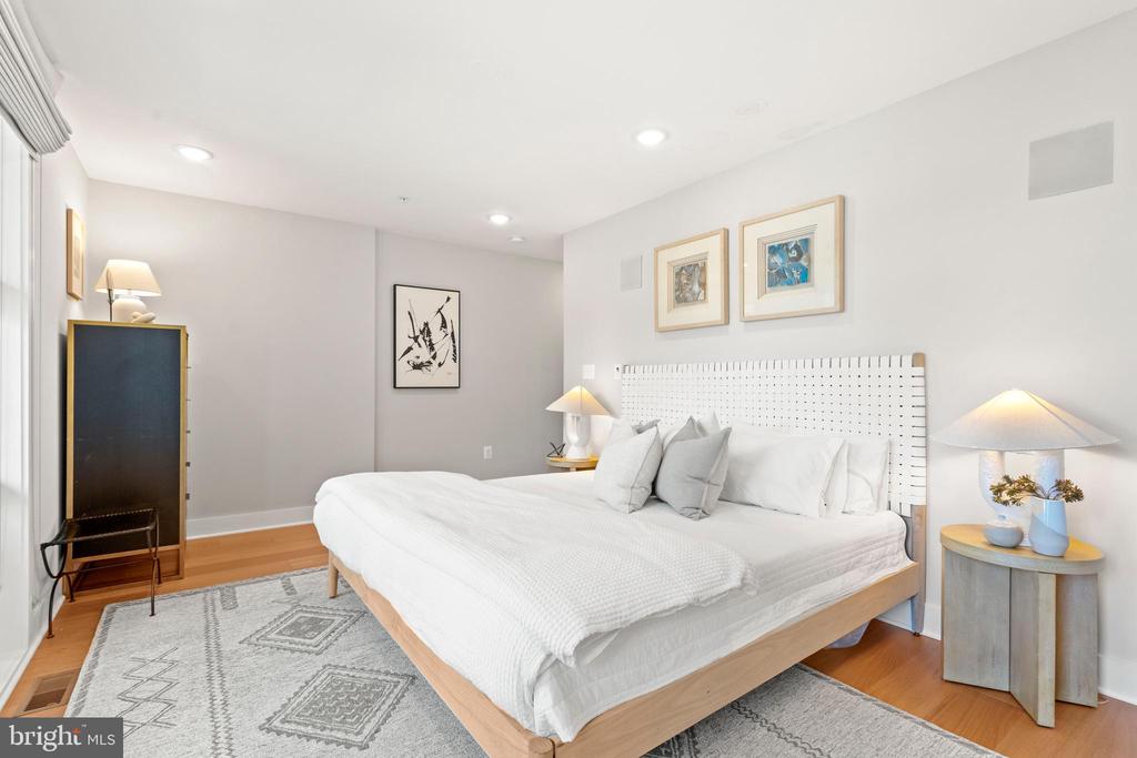 910 9TH STREET NE 1