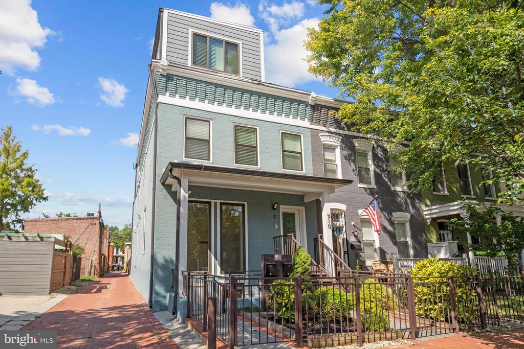 910 9TH STREET NE 1