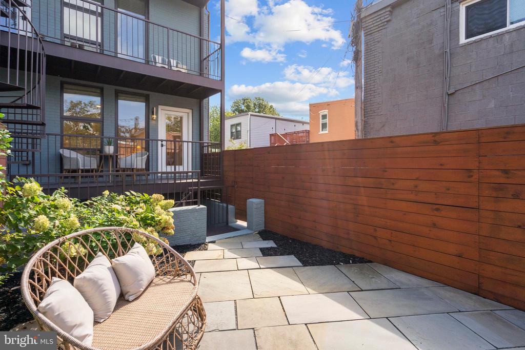910 9TH STREET NE 1