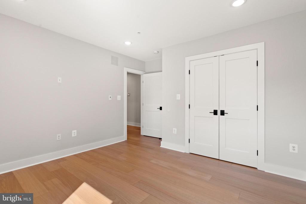 910 9TH STREET NE 1