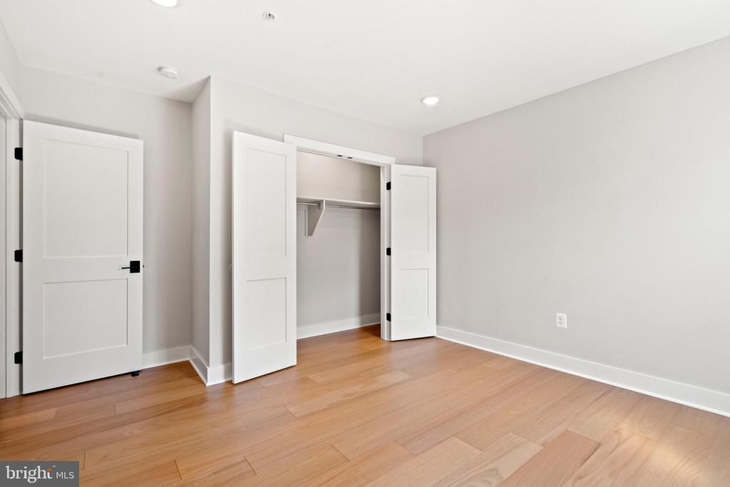 910 9TH STREET NE 1