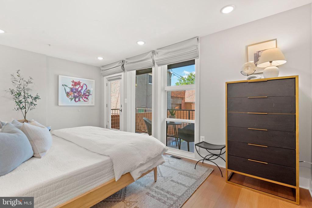 910 9TH STREET NE 1
