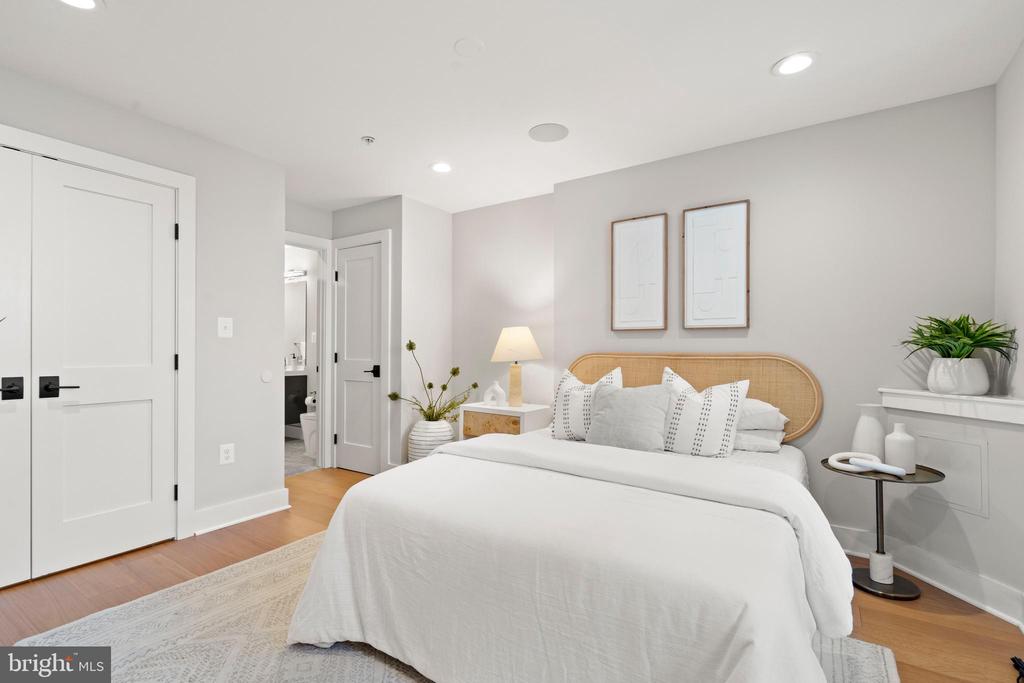 910 9TH STREET NE 1
