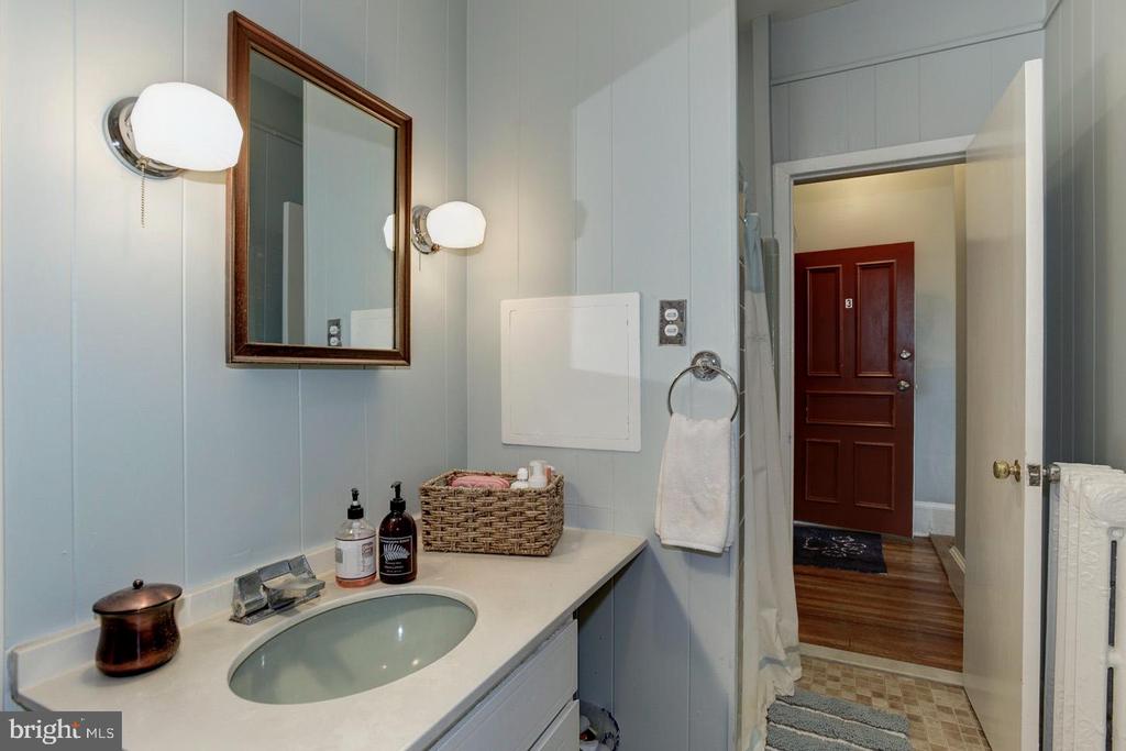 408 6TH STREET SE 3