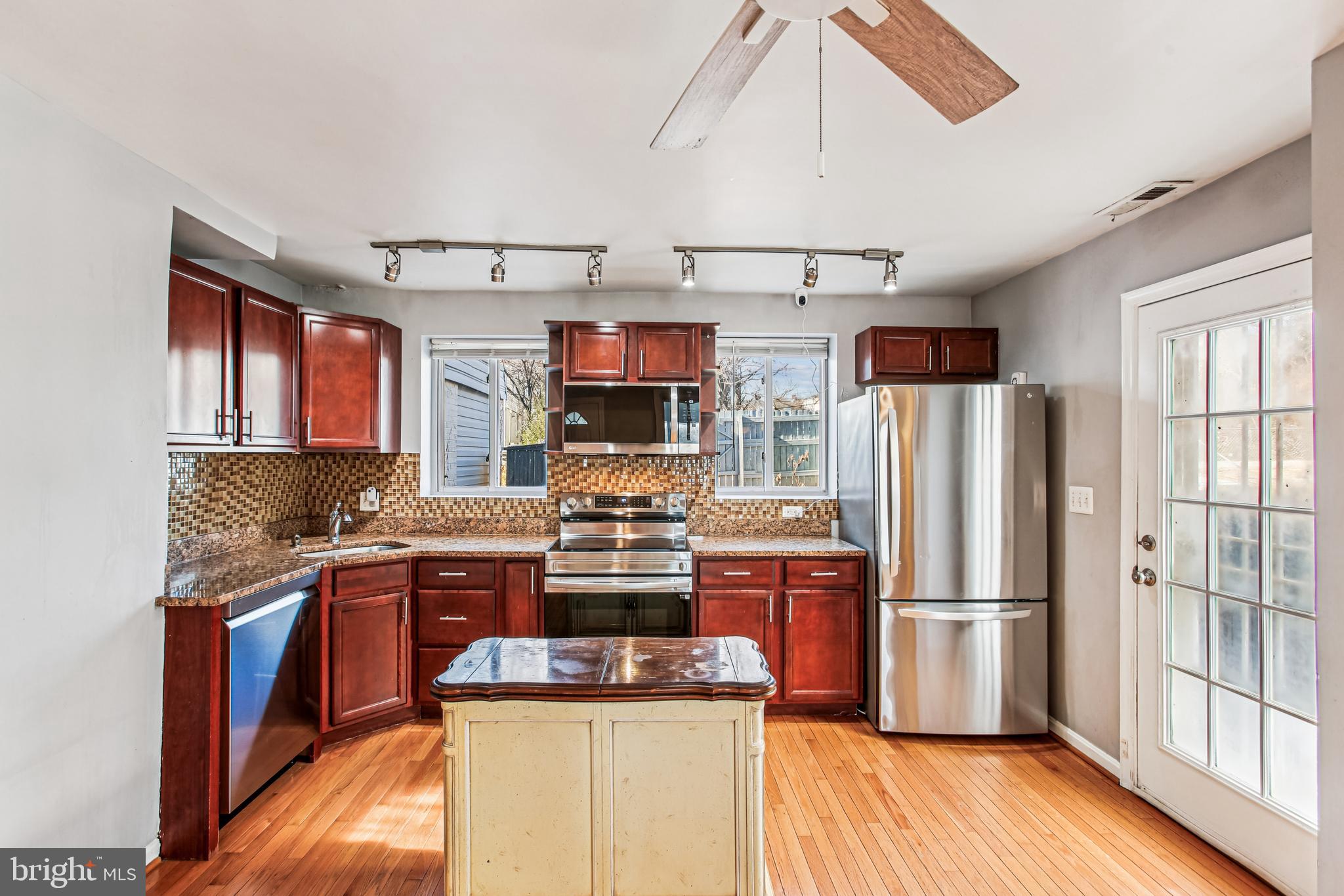 836 DIVISION AVENUE NE