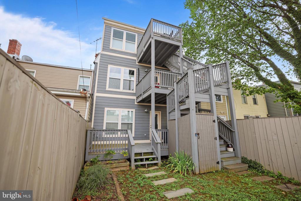 1732 BAY STREET SE 1