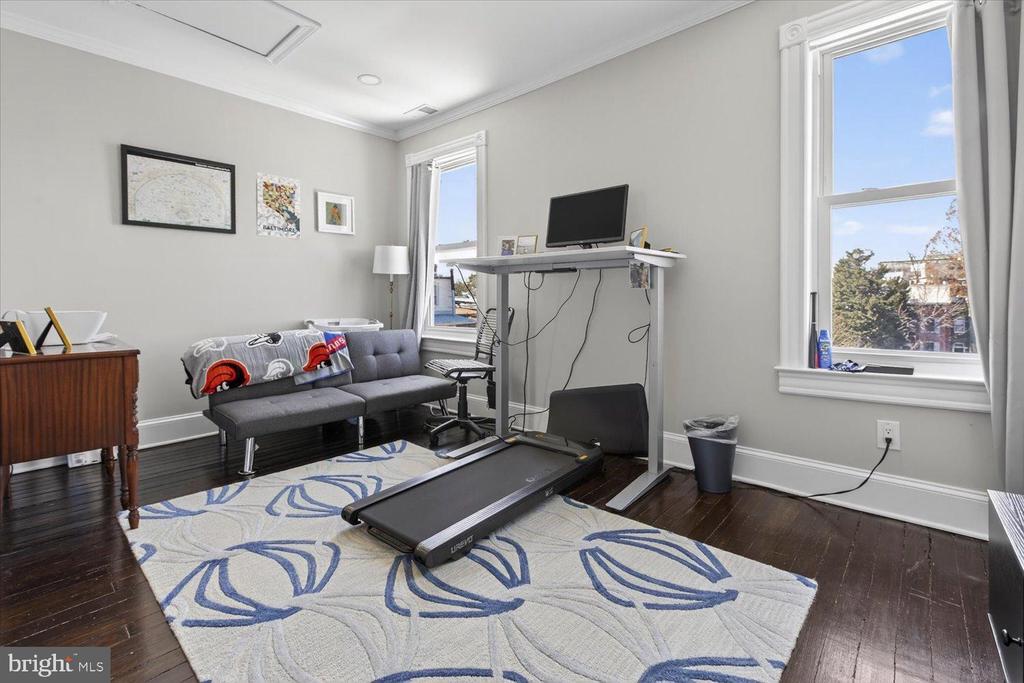 212 5TH STREET NE
