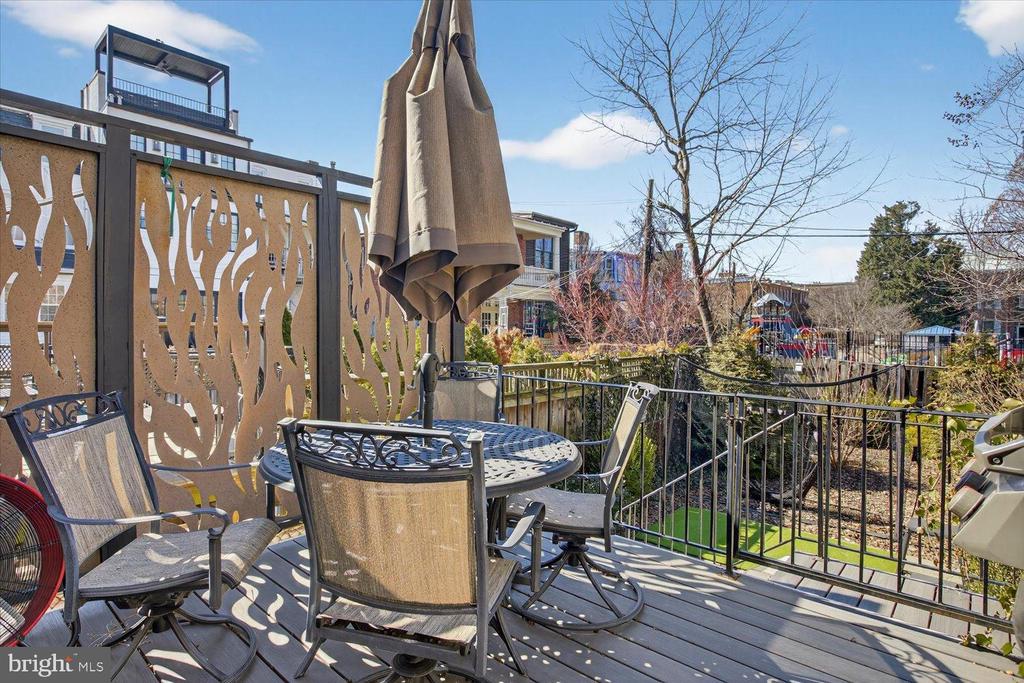 212 5TH STREET NE