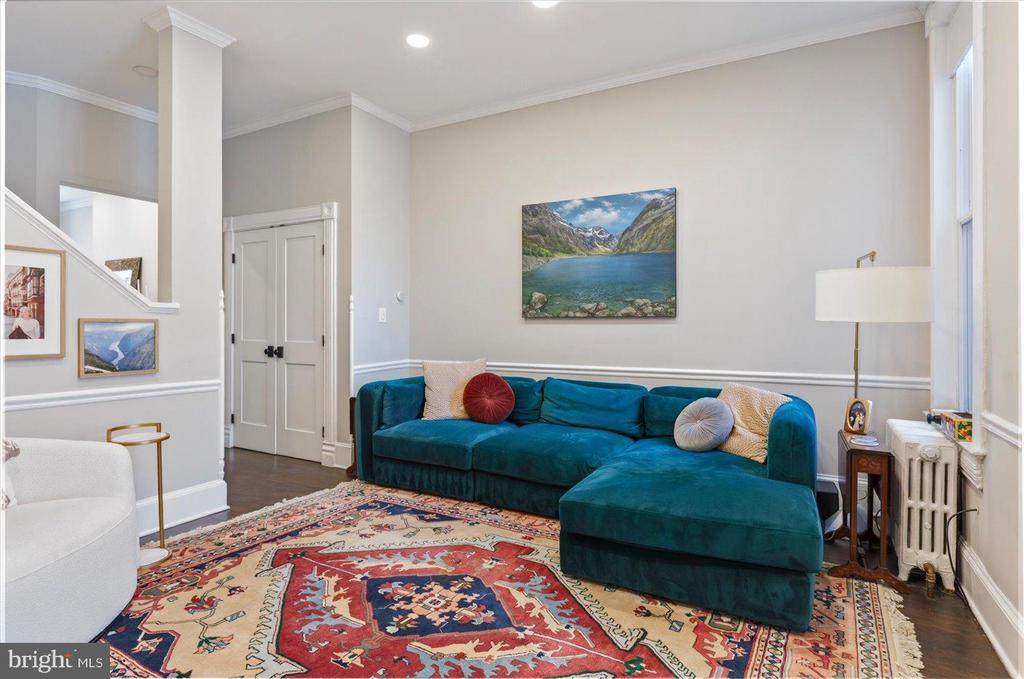 212 5TH STREET NE