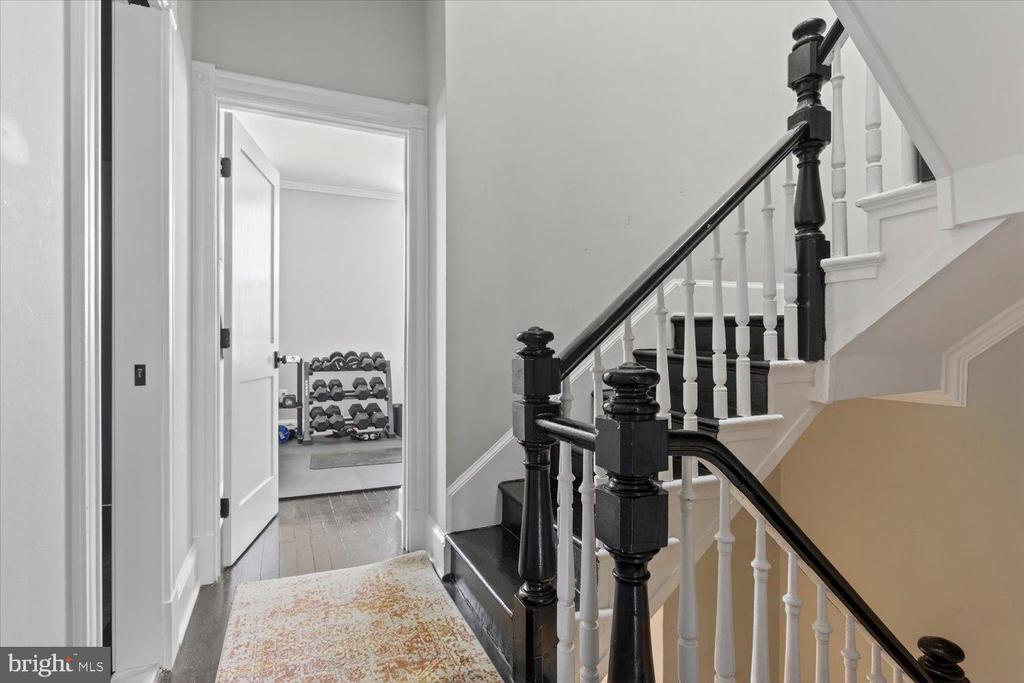212 5TH STREET NE