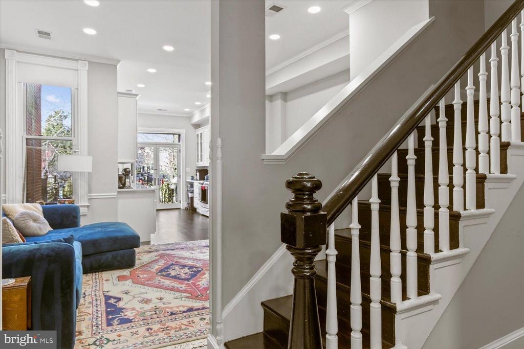 212 5TH STREET NE