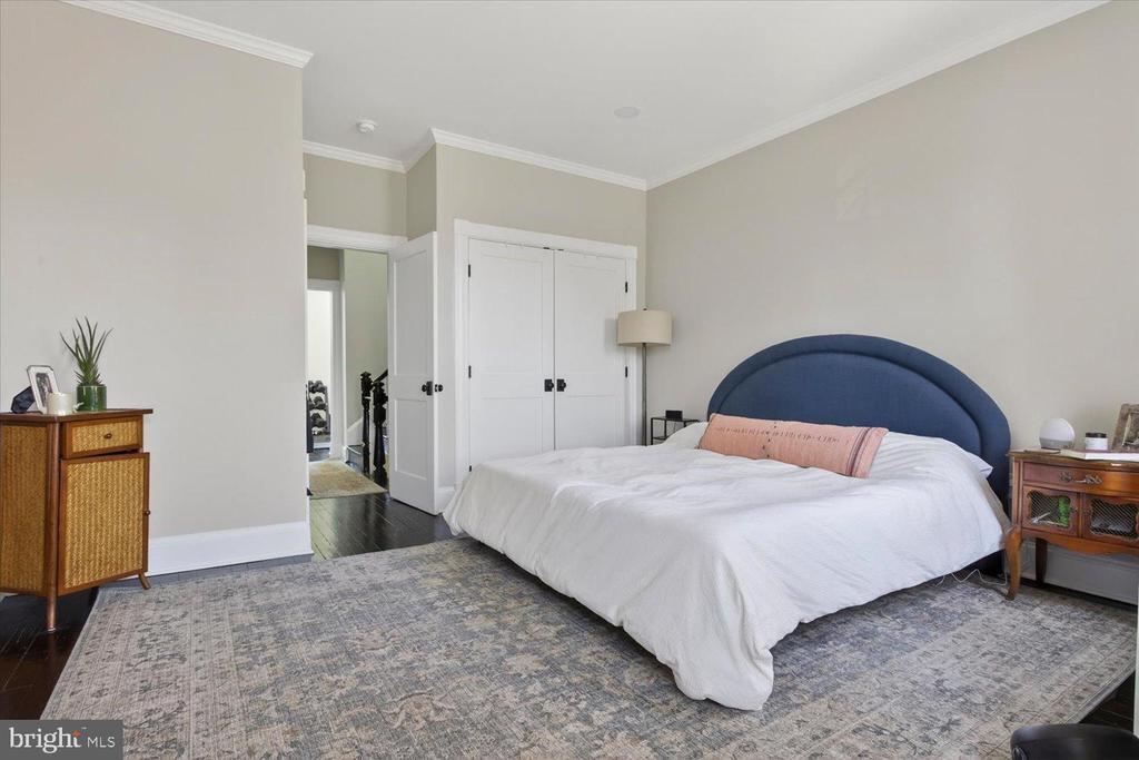 212 5TH STREET NE