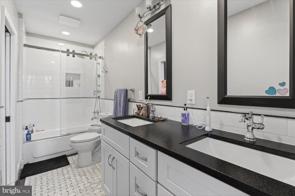 212 5TH STREET NE