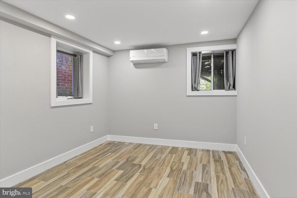 212 5TH STREET NE