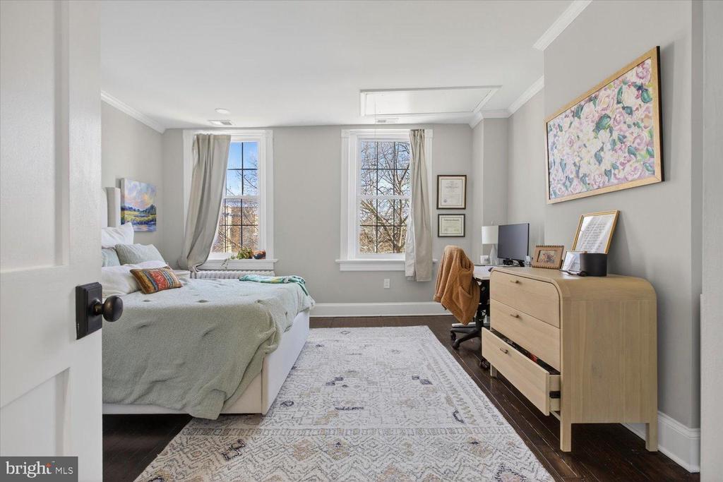212 5TH STREET NE