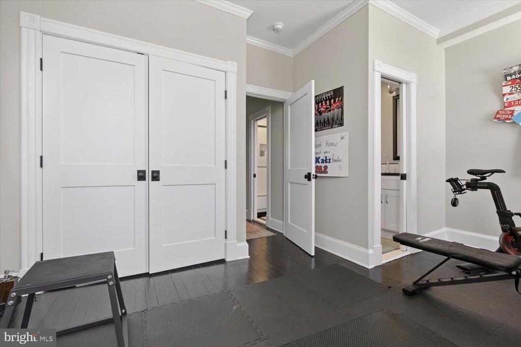 212 5TH STREET NE