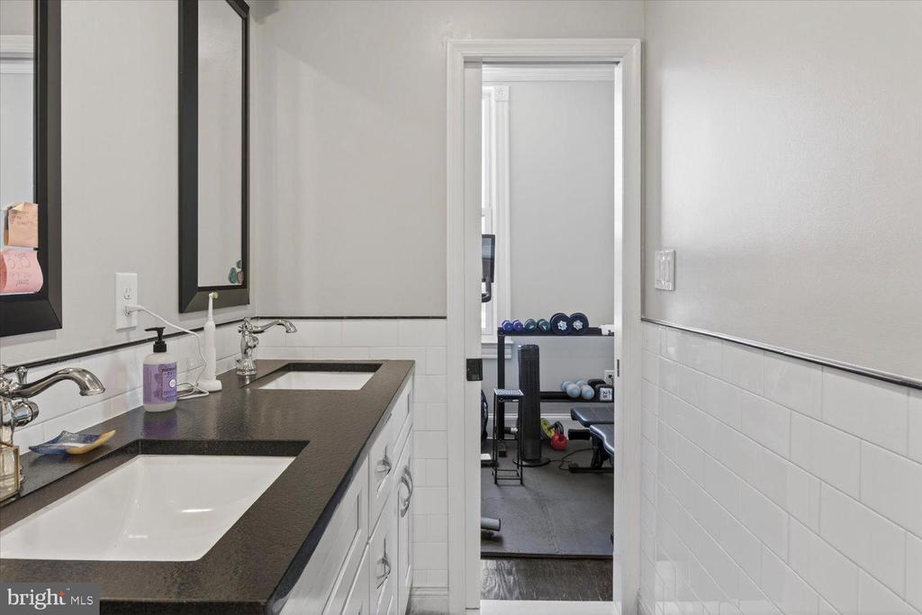 212 5TH STREET NE