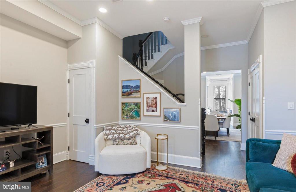 212 5TH STREET NE