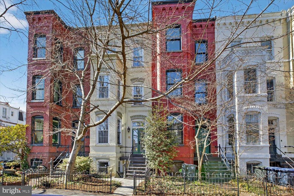 212 5TH STREET NE