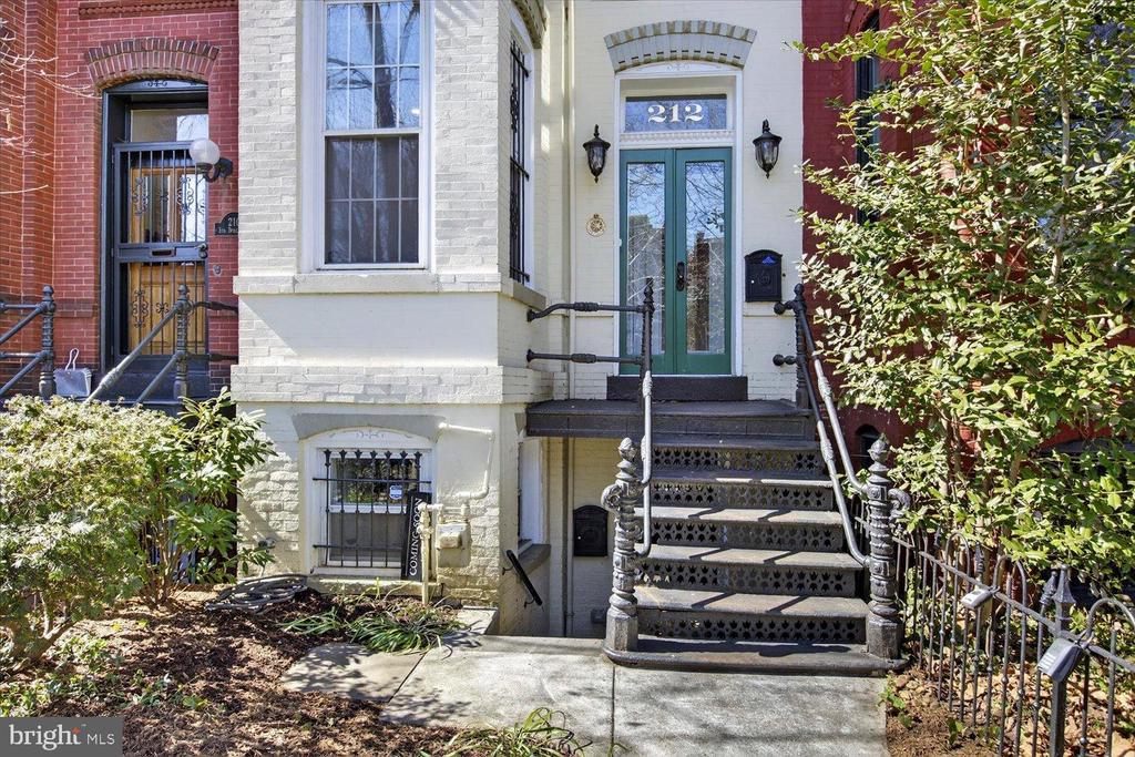 212 5TH STREET NE