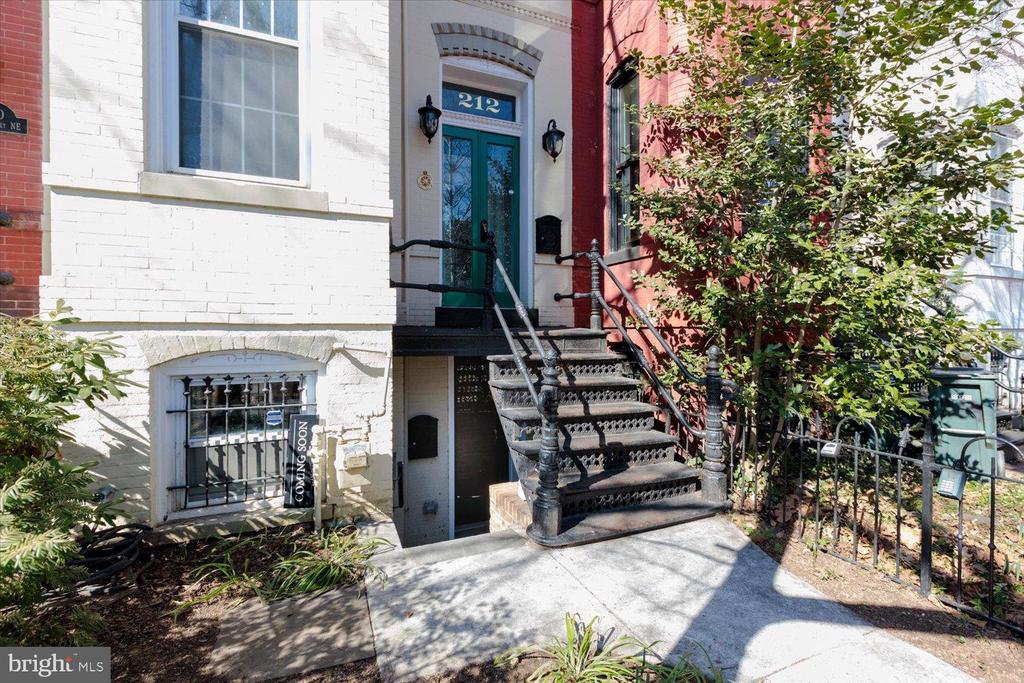 212 5TH STREET NE