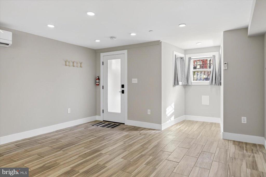 212 5TH STREET NE