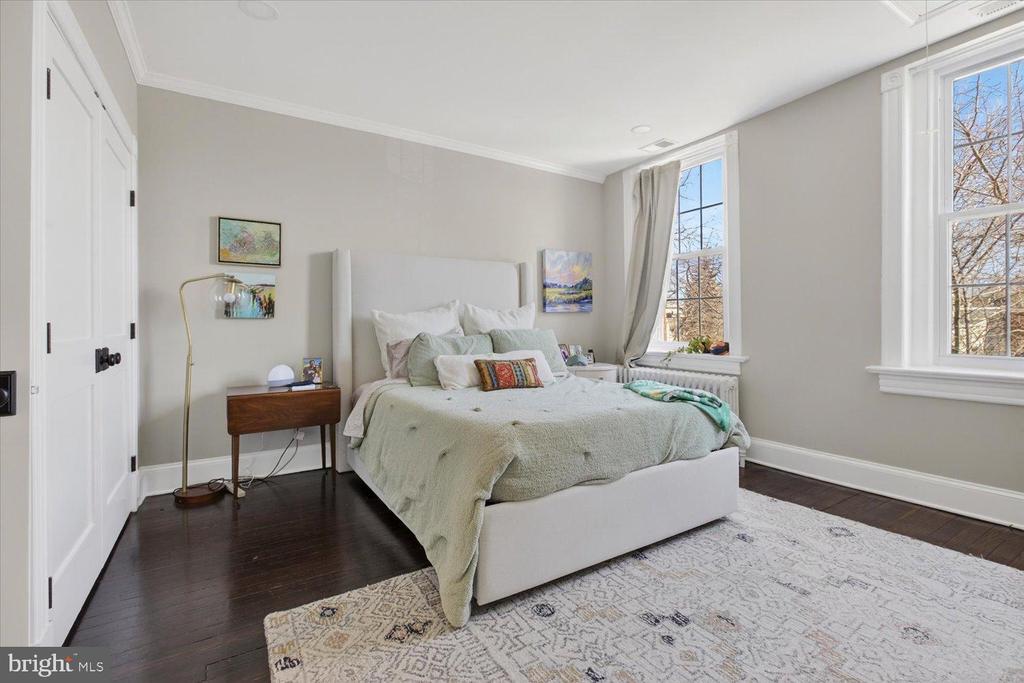 212 5TH STREET NE