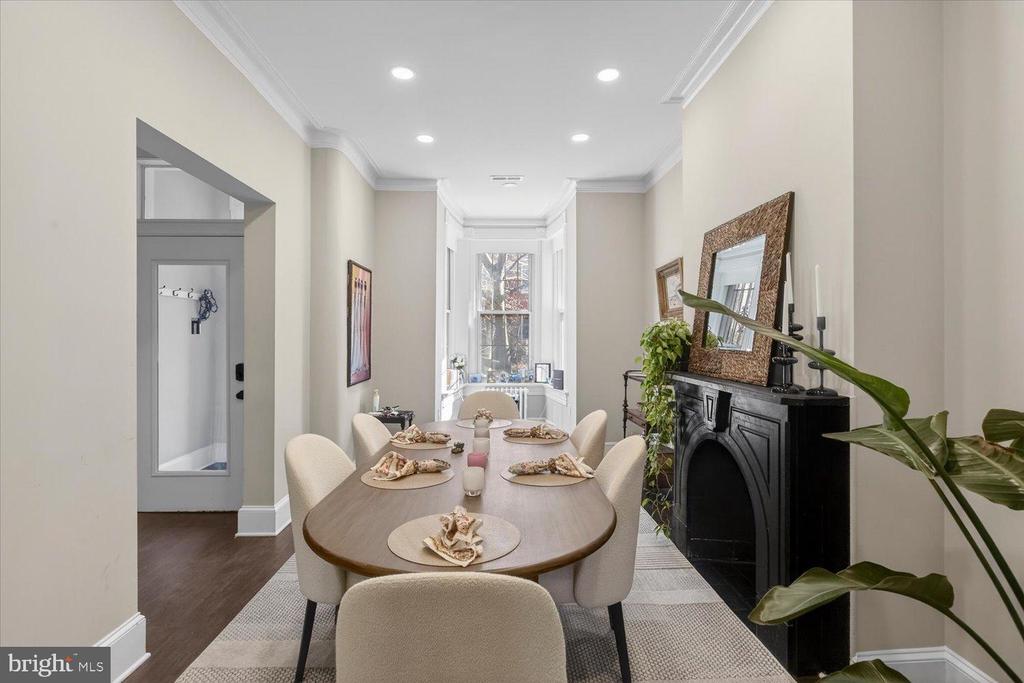 212 5TH STREET NE