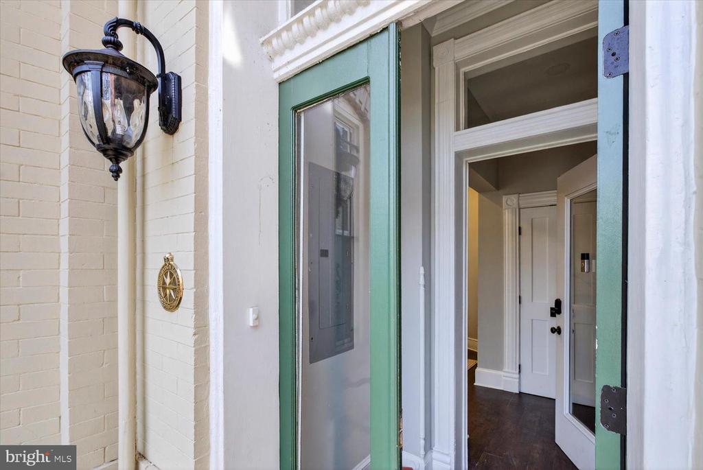 212 5TH STREET NE