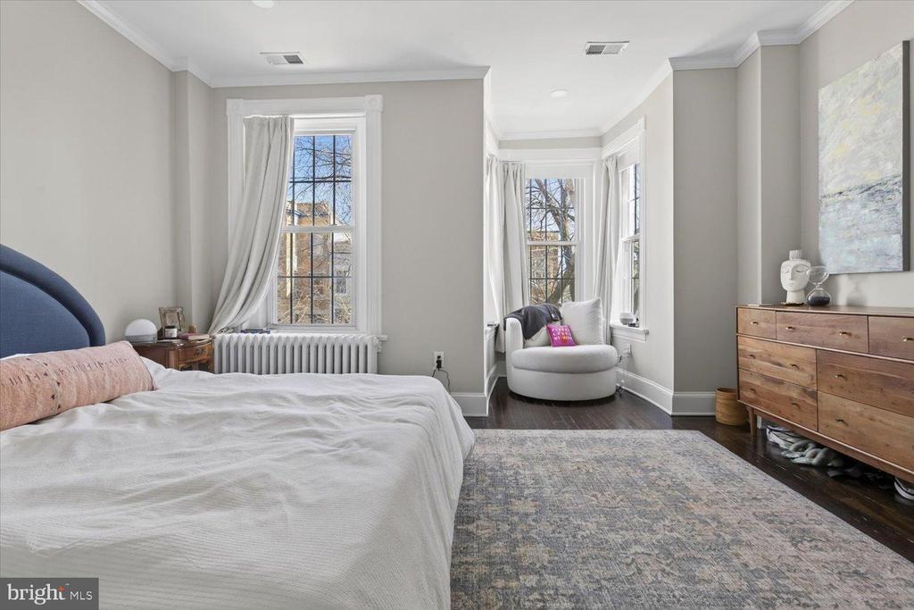 212 5TH STREET NE