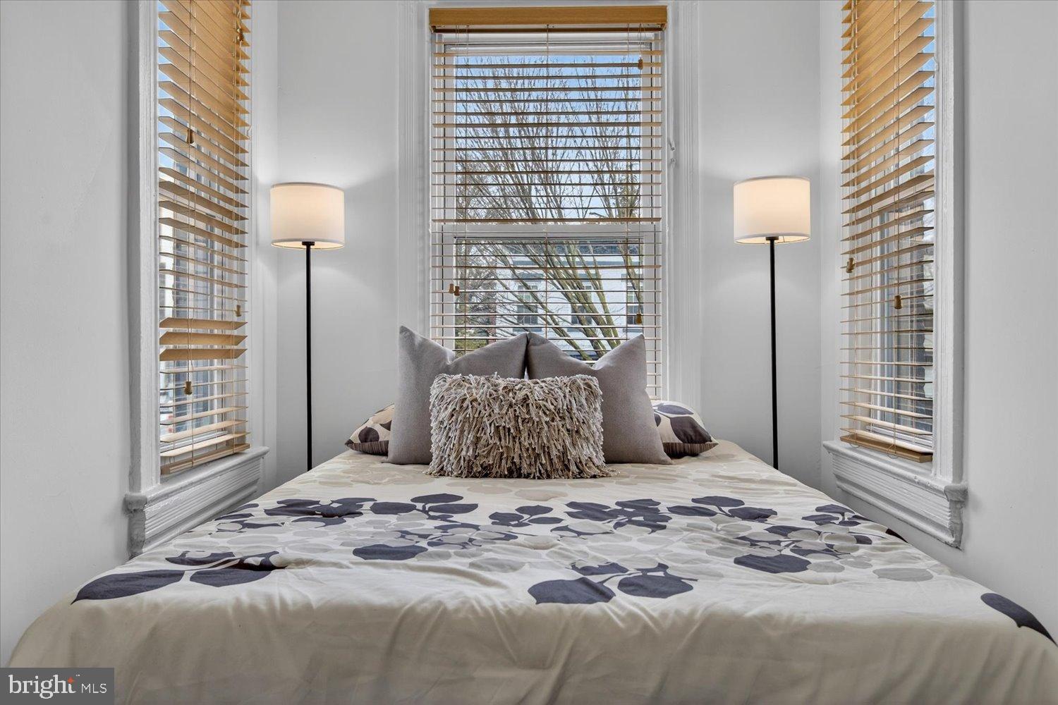 911 INDEPENDENCE AVENUE SE