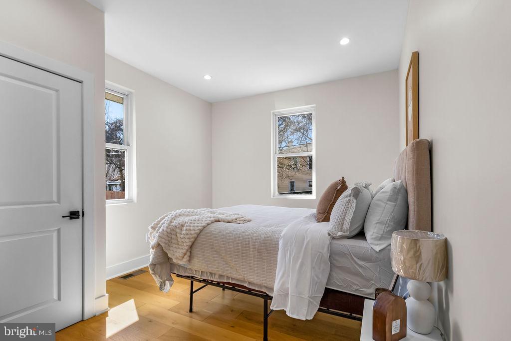713 CROISSANT PLACE SE