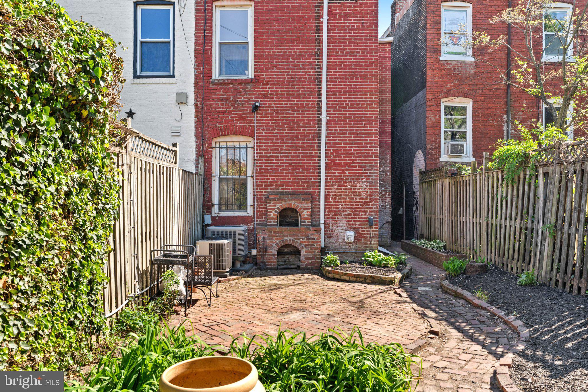 1112 I STREET SE