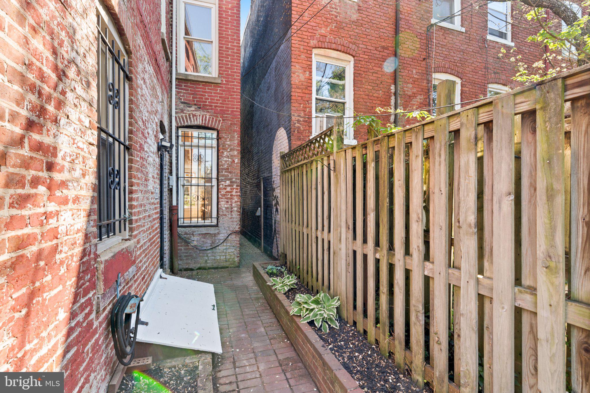 1112 I STREET SE